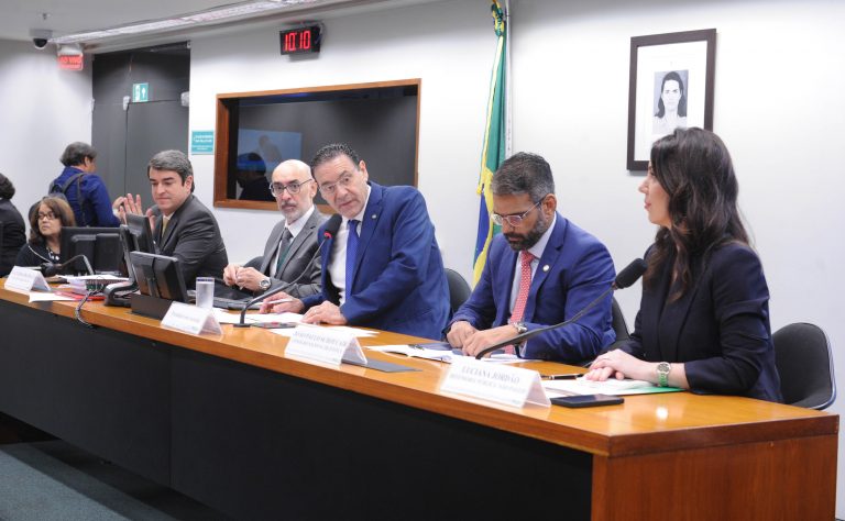 Para juristas, IA pode agilizar a Justiça, mas supervisão humana deve estar em todas as etapas